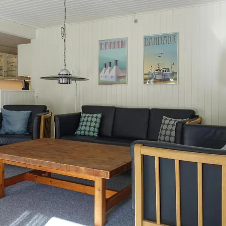 Pet Friendly In With Kitchen *